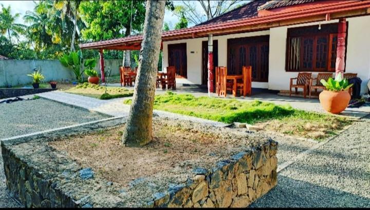 Tharurashmi Sea Pond Villa & Surf Hostel - Hiriketiya Dikwella Ngoại thất bức ảnh