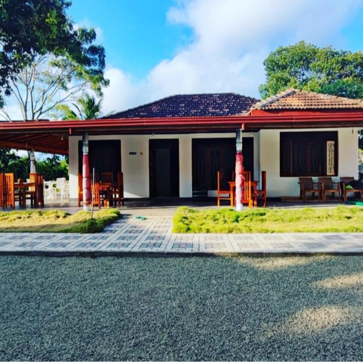 Tharurashmi Sea Pond Villa & Surf Hostel - Hiriketiya Dikwella Ngoại thất bức ảnh