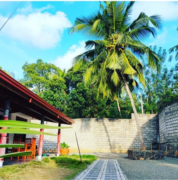 Tharurashmi Sea Pond Villa & Surf Hostel - Hiriketiya Dikwella Ngoại thất bức ảnh