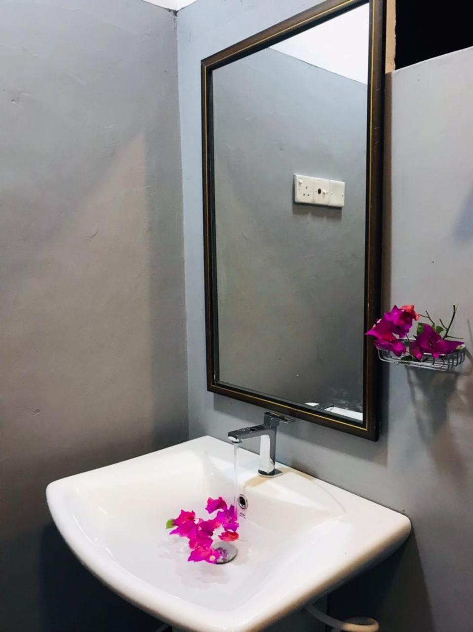 Tharurashmi Sea Pond Villa & Surf Hostel - Hiriketiya Dikwella Ngoại thất bức ảnh